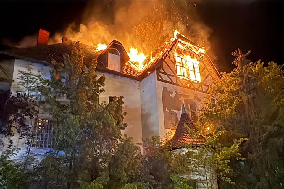 Das Feuer hat sich den Angaben zufolge bis in den Keller ausgebreitet.-/Feuerwehr Bad Wildungen/dpa