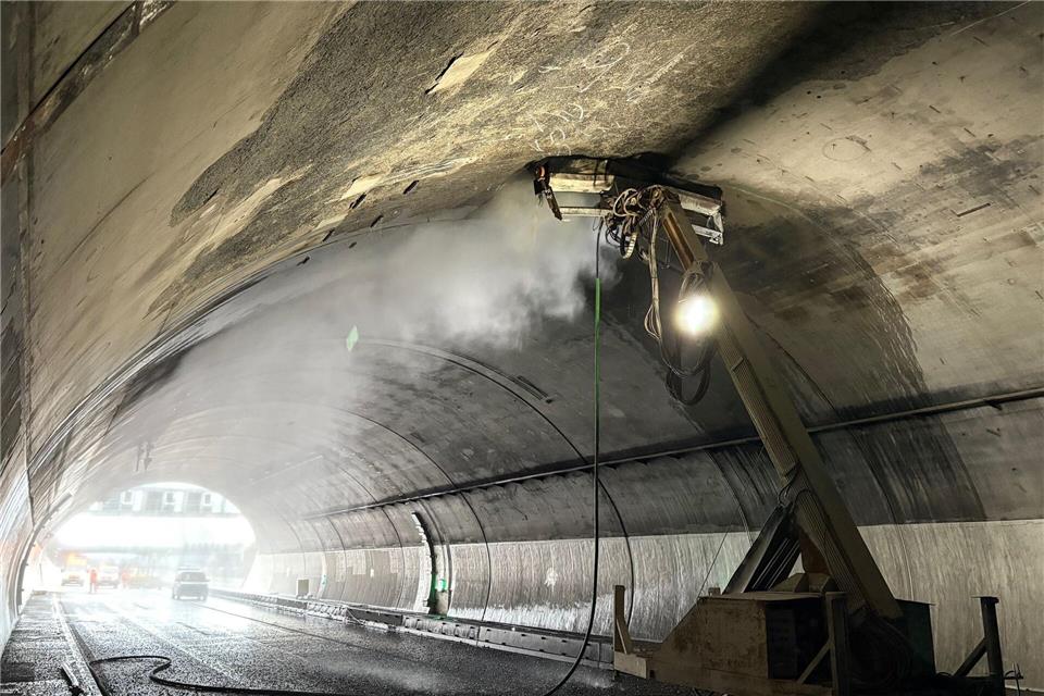 Das Feuer hatte die Betriebstechnik in der Weströhre auf mehreren Hundert Meter zerstört.(Archivbild)-/Autobahn GmbH/dpa