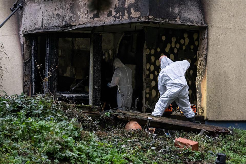 Das Feuer in der Erdgeschosswohnung hat große Schäden hinterlassen. Einsatzkräfte der Spurensicherung suchen nach der Ursache.Fabian Sommer/dpa
