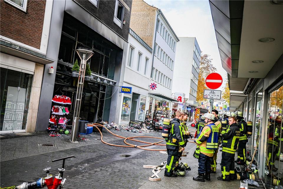 Das Feuer in einem Krefelder Laden war nach etwa zweieinhalb Stunden gelöscht. (Archivbild)Christoph Reichwein/dpa