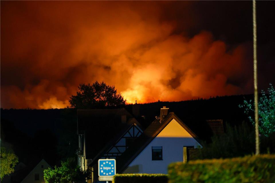 Das Feuer rückte bis zu 300 Meter an Wohnbebauungen heran.Thomas Banneyer/dpa