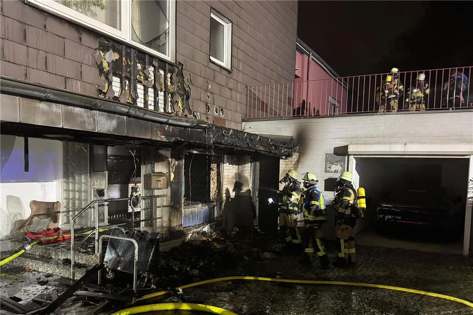 Das Feuer schlug auf die Fassade eines Mehrfamilienhauses über. Mehrere Bewohner mussten mit einer Drehleiter ins Freie gebracht werden.-/Feuerwehr Essen/dpa