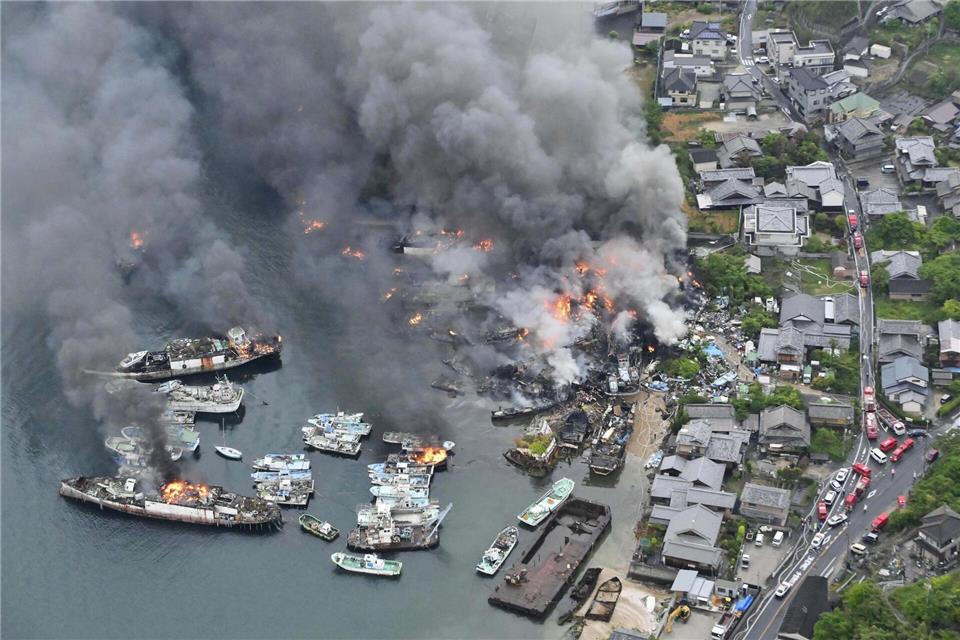 Das Feuer soll sich zunächst von ausrangierten Schiffen ausgebreitet haben.-/kyodo/dpa