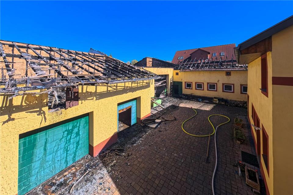 Das Feuer sorgte für eine massive Rauchentwicklung.Andreas Arnold/dpa