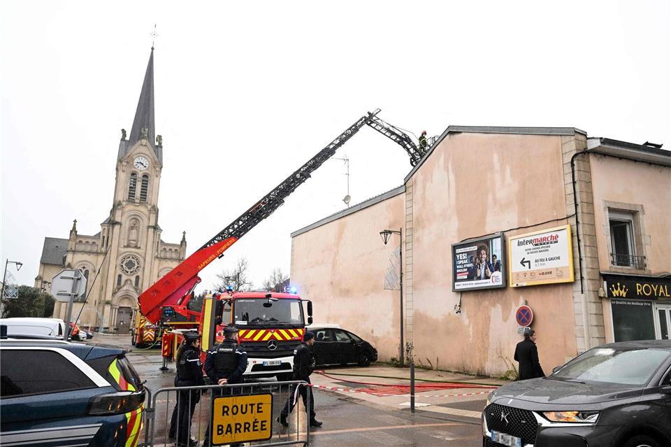 Das Feuer überraschte die Bewohner mitten in der Nacht.Jean-Christophe Verhaegen/AFP/dpa