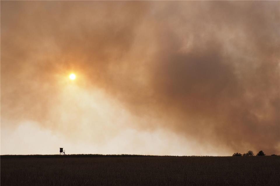 Das Feuer verdunkelt den Himmel über dem Hürtgenwald, allerdings nicht mehr so stark wie am Freitag. Georg Hilgemann/dpa