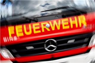 Das Feuer wird von zwei Seiten über Drehleitern bekämpft. (Symbolbild) Hauke-Christian Dittrich/dpa