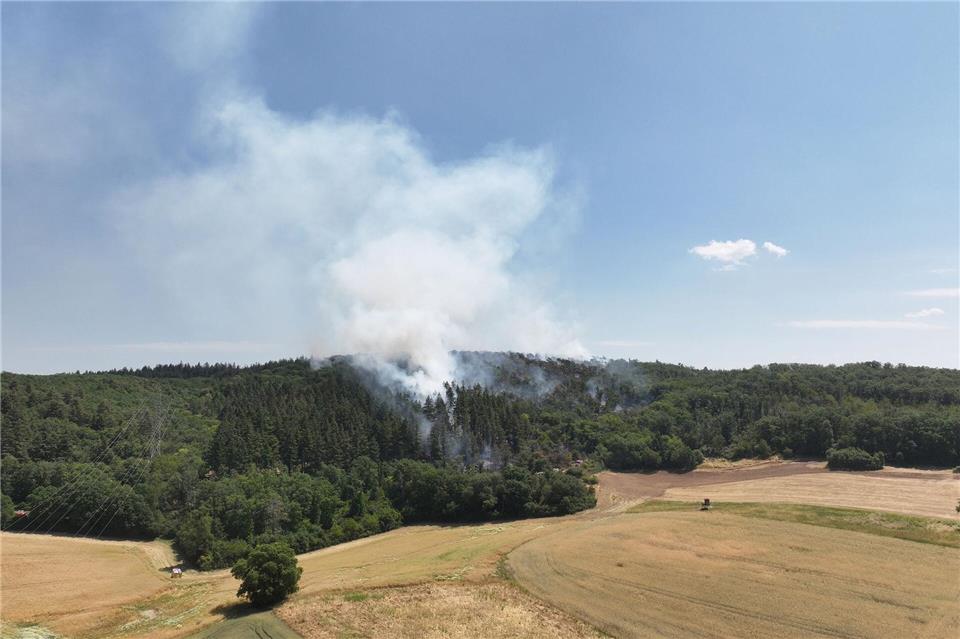Das Feuer wütet in einem schwer zugänglichen Gebiet, in dem zudem Munition liegt. Thomas Frey/dpa