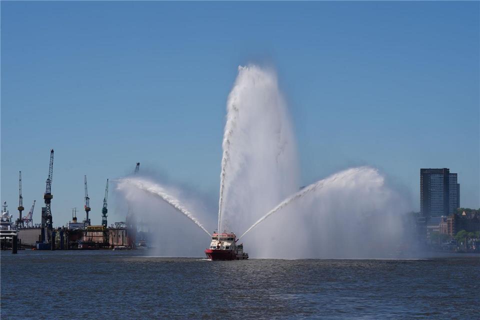 Das Feuerlöschboot „Branddirektor Westphal“ fuhr der Einlaufparade voraus. Marcus Brandt/dpa