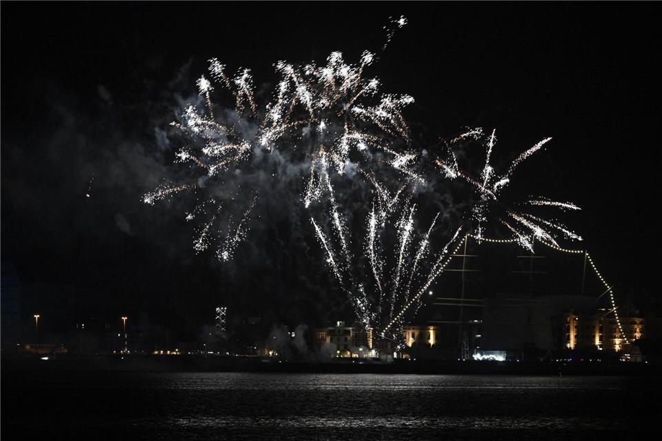 Das Feuerwerk auf der Hafeninsel fand am frühen Abend statt.Stefan Sauer/dpa