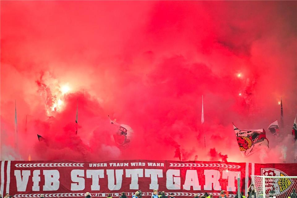 Das Feuerwerk kommt den VfB Stuttgart teuer zu stehen.Sebastian Gollnow/dpa
