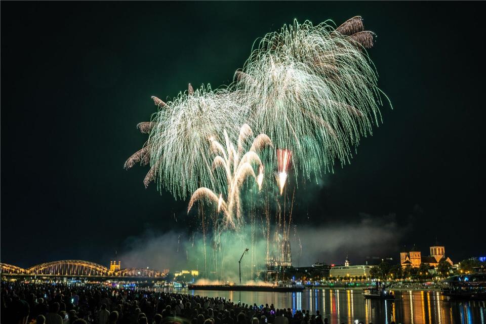 Das Feuerwerksspektakel „Kölner Lichter“ erstrahlt über dem Rhein.Christian Knieps/dpa