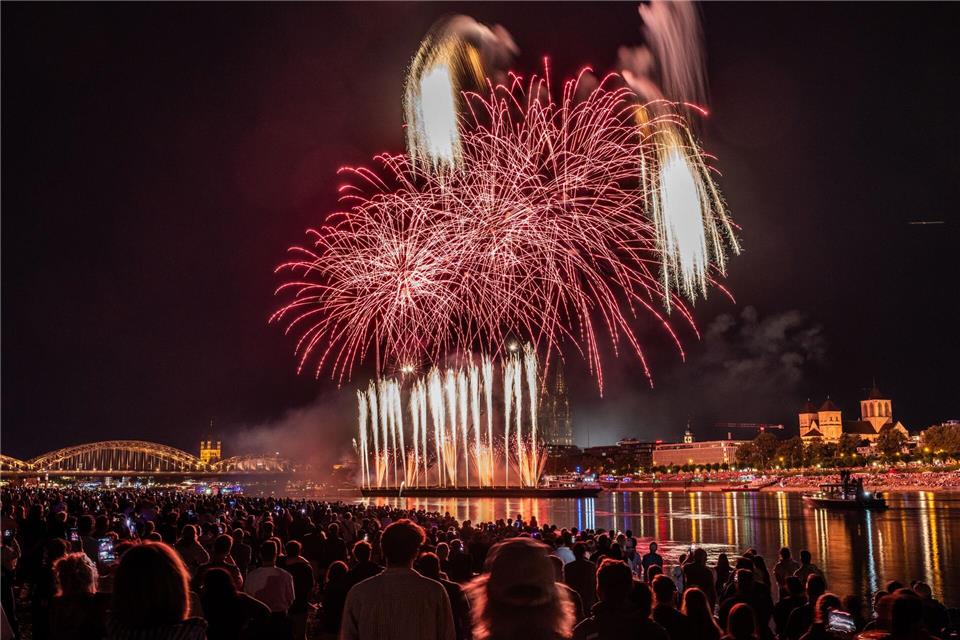 Das Feuerwerksspektakel „Kölner Lichter“ erstrahlt über dem Rhein.Christian Knieps/dpa