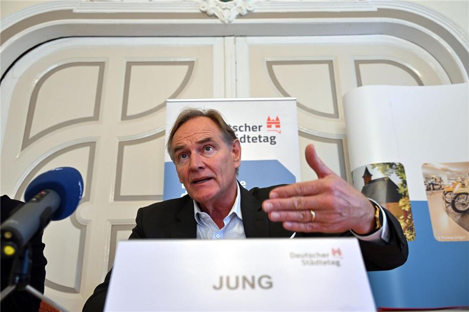 Das Finanzdefizit der Städte liegt laut Städtetagspräsident Burkhard Jung (SPD) auf Rekordniveau. Er fordert die schnelle Ausschüttung der Infrastruktur-Milliarden des Bundes an die Kommunen.Martin Schutt/dpa
