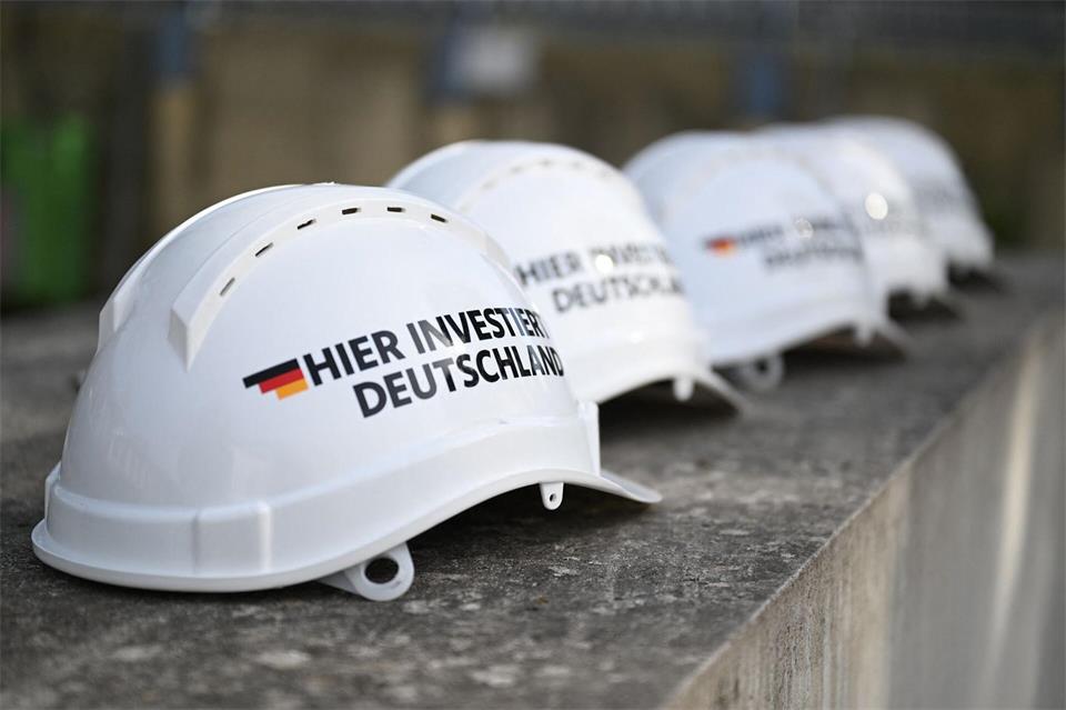 Das Finanzministerium macht Werbung fürs Sondervermögen. (Archivbild)Marijan Murat/dpa