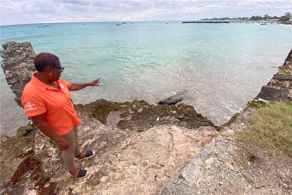 Das Fischerdorf Oisins wurde mehrfach von Piraten überfallen. Die Historikerin Claudette Levi-Farnum zeigt versunkene Kanonen, die von der Vergeblichkeit der Verteidigung zeugen.Joachim Hauck/dpa-tmn