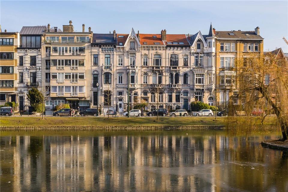Brüssel in drei Tagen: Pralinen, Bier und Politik  Das Flagey-Viertel in Brüssel lockt mit Cafés, Imbissen - und am Wochenende mit seinem lebendigen Markt.Jean-Paul Remy/visit.brussels/dpa-tmn
