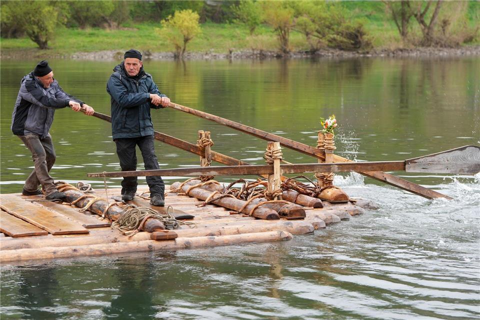 Das Floß ist aus 15 Tannen- und Fichtenstämmen gebaut.Thomas Frey/dpa
