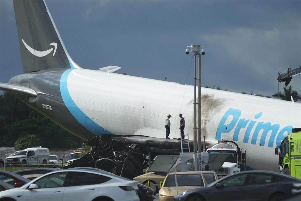 Das Flugzeug schoss über die Landebahn hinaus. Lynne Sladky/AP/dpa
