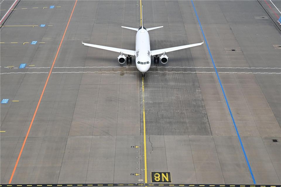 Das Flugzeug stand mehr als eine Stunde nach dem ursprünglich geplanten Abflug noch auf dem Vorfeld des Flughafens. (Symbolbild)Arne Dedert/dpa