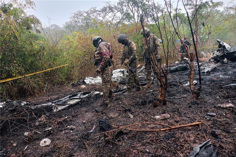 Zwei Deutsche sterben bei Absturz von Kleinflugzeug in Kenia  Das Flugzeug stürzte in einer hügeligen Gegend ab. Uncredited/AP/dpa