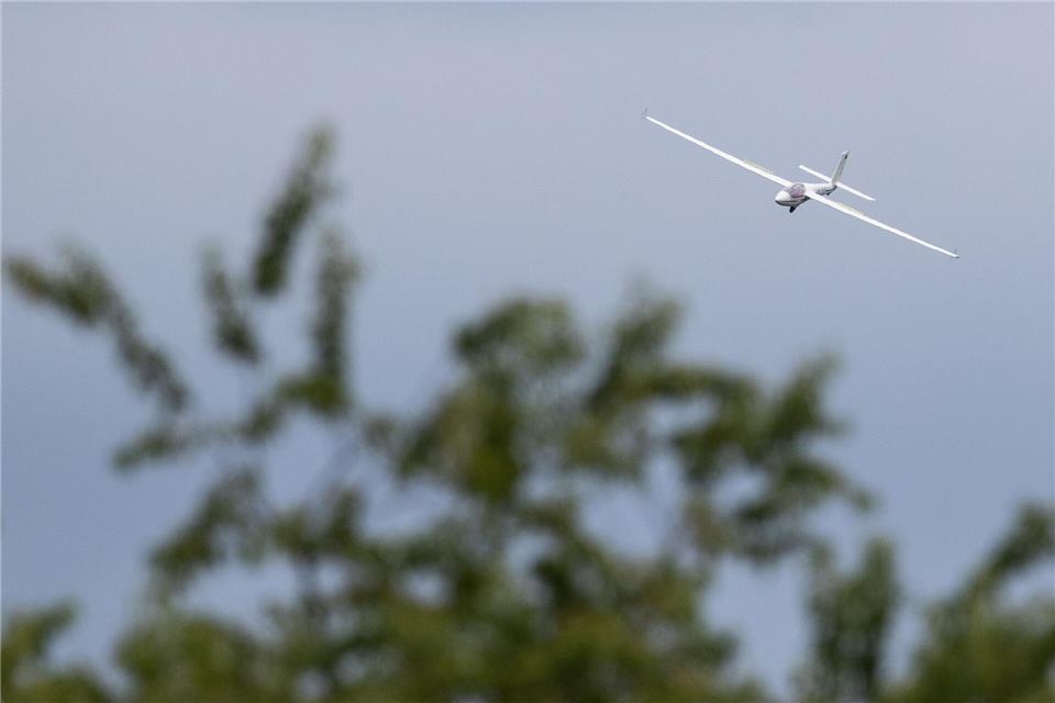 Das Flugzeug stürzte nahe der bayerischen Grenze ab. (Symbolbild)Friso Gentsch/dpa