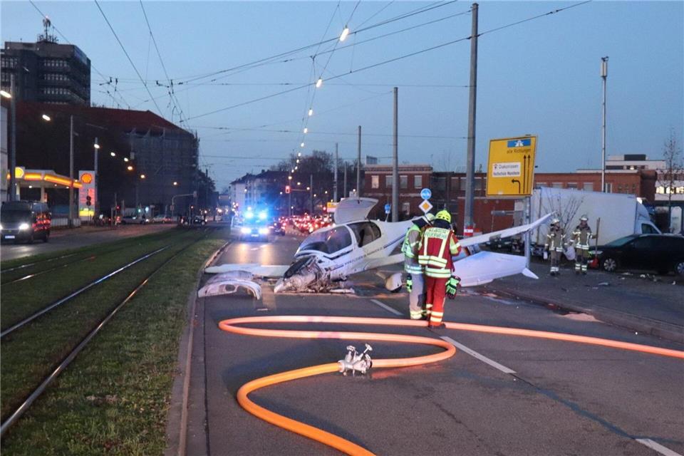 Das Flugzeug war mitten auf der Fahrbahn zum Stehen gekommen.Rene Priebe/PR-Video /dpa