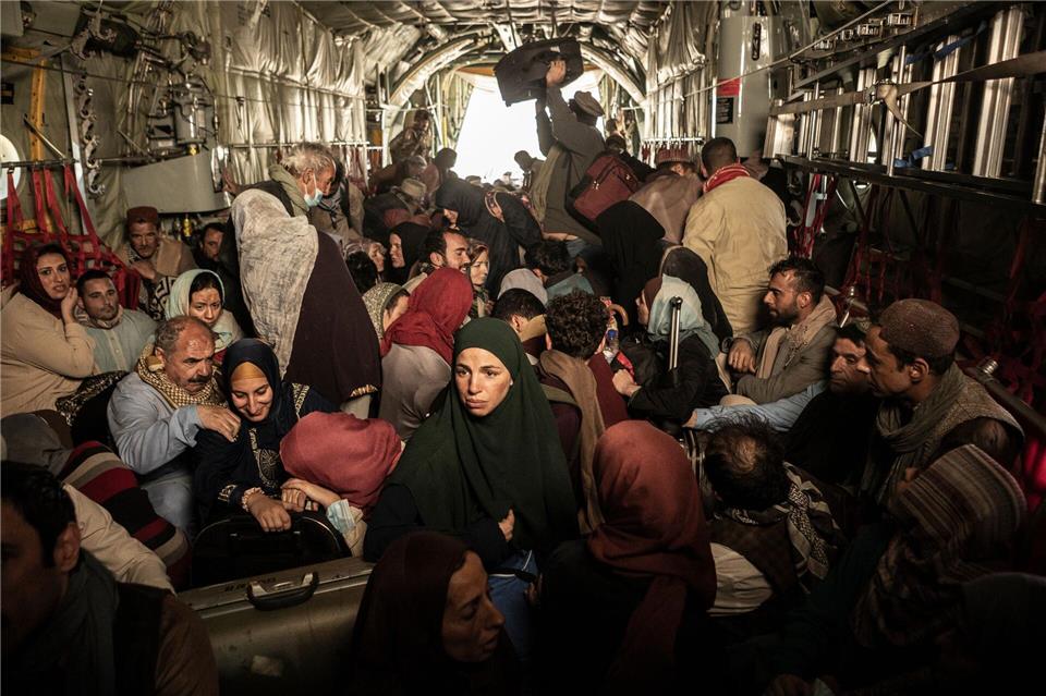 Das Flugzeug wird zum Zufluchtsort: Am Flughafen Kabul spielten sich dramatische Szenen ab - in Wirklichkeit und nun auch in der Serie. Domniki Mitropoulou/ZDF/dpa