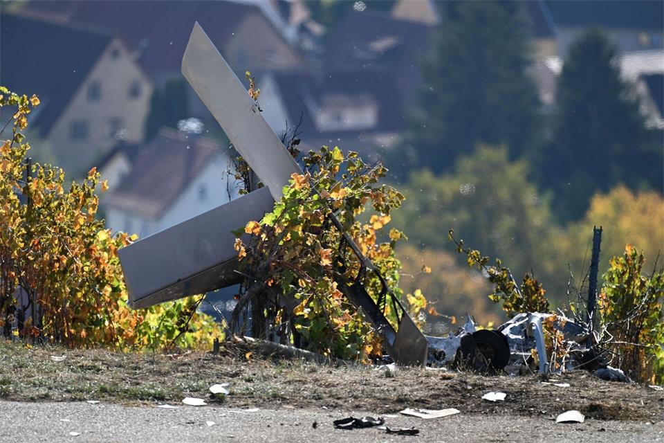 Das Flugzeug zerschellte in den Weinbergen.Marius Bulling/onw-images/dpa