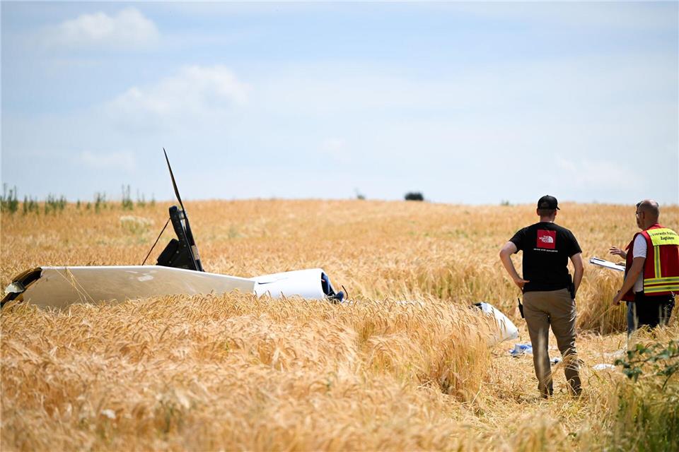 Das Flugzeugwrack lag in einem Getreidefeld.Florian Wiegand/dpa