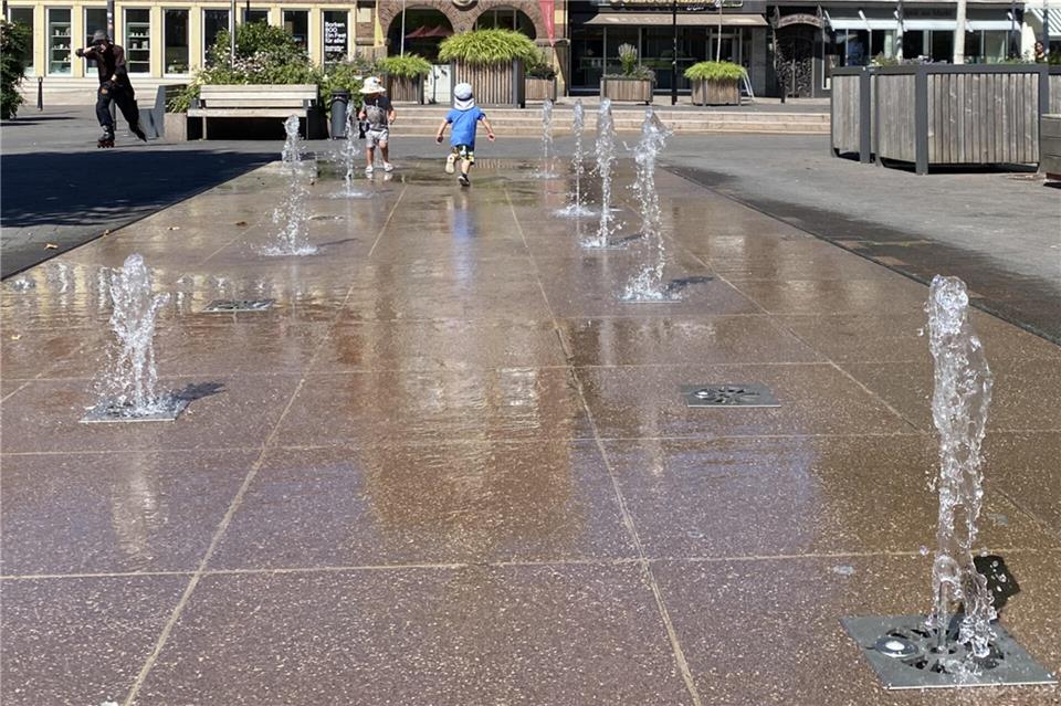Das Fontänenfeld auf dem Marktplatz in Borken ist an heißen Sommertagen eine willkommener Platz für eine Abkühlung.