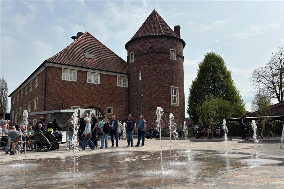 Das Fontänenfeld hatte seinen ersten Einsatz schon an Ostern, doch ein Anziehungspunkt war es auch bei der Eröffnungsfeier des Burgplatzes.