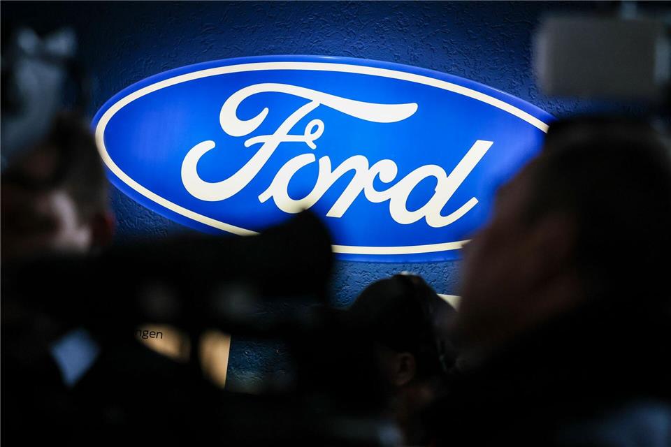 Das Ford-Logo im strahlenden Blau - wie geht es weiter mit dem Autobauer in Deutschland? (Archivbild)Christoph Reichwein/dpa