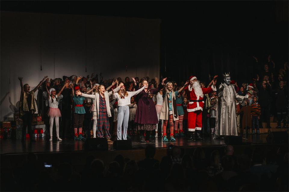Das Foto entstand bei der Erstaufführung des Weihnachtsmusicals „Wundersame Weihnachtszeit“ im Dezember 2023