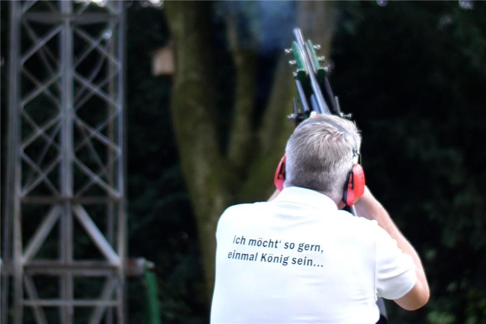 Das Foto ist 2025 in Borken entstanden. Einer der Königs-Anwärter hatte sich extra ein T-Shirt bedrucken lassen. Am Ende holte sich bei den St.-Johanni-Schützen aber ein anderer den Sieg: Markus Sieverding.