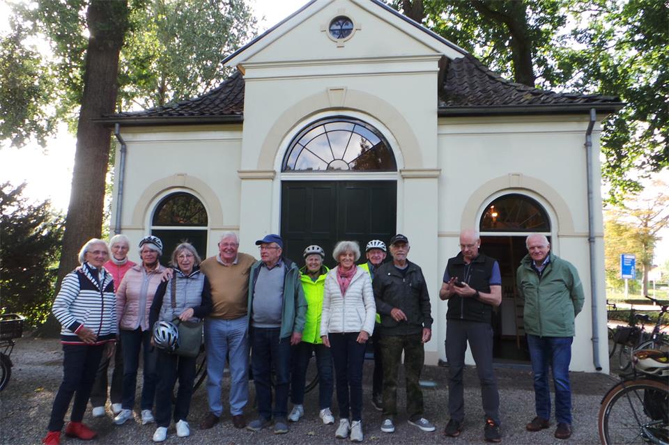 Das Foto wurde vor dem Vereinshaus Monumentenbelangen Winterswijk aufgenommen. Fünfter von links ist Hans Donderwinkel, Vorsitzender des Vereins Monumentenbelangen.