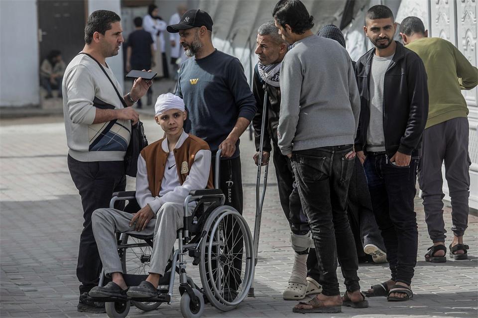 Das Foto zeigt Ahmed auf dem Gelände des Krankenhauses des Roten Halbmondes im Gazastreifen im Februar 2026. Lange habe er sich um die Evakuierung seines Sohnes bemüht. Es sei eine sehr schwierige Zeit gewesen, sagt Ahmeds Vater.Abed Rahim Khatib/dpa