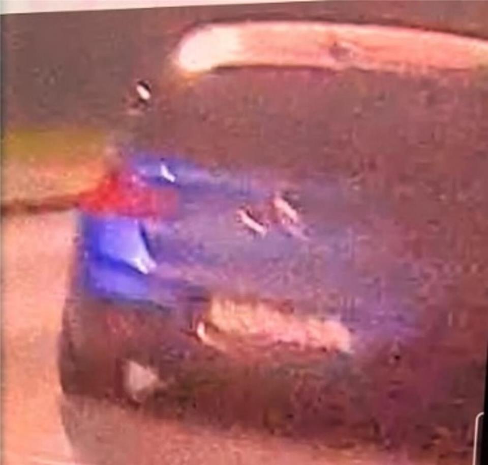 Geldautomat in Merfeld gesprengt: Täter flüchten mit blauem BMW  Das Foto zeigt das mutmaßliche Fluchtfahrzeug.