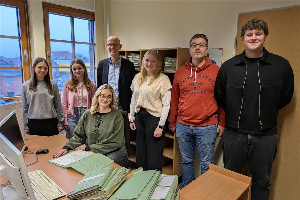 Das Foto zeigt die Praktikantinen Melina Ziemski und Pia Grütering, Auszubildende Claire Janzen, den Direktor des Amtsgerichts, Dr. Martin Middeler, Rechtspflegeranwärterin Franziska Haick, Ausbilder Dirk Lütkebohmert sowie den Auszubildenden Leif Harde.