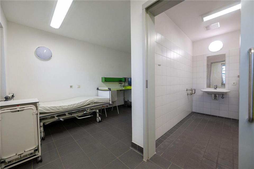 Das Foto zeigt eine behindertengerechte Haftzelle der Justizvollzugsanstalt (JVA) Wittlich. (Archivbild)Harald Tittel/dpa