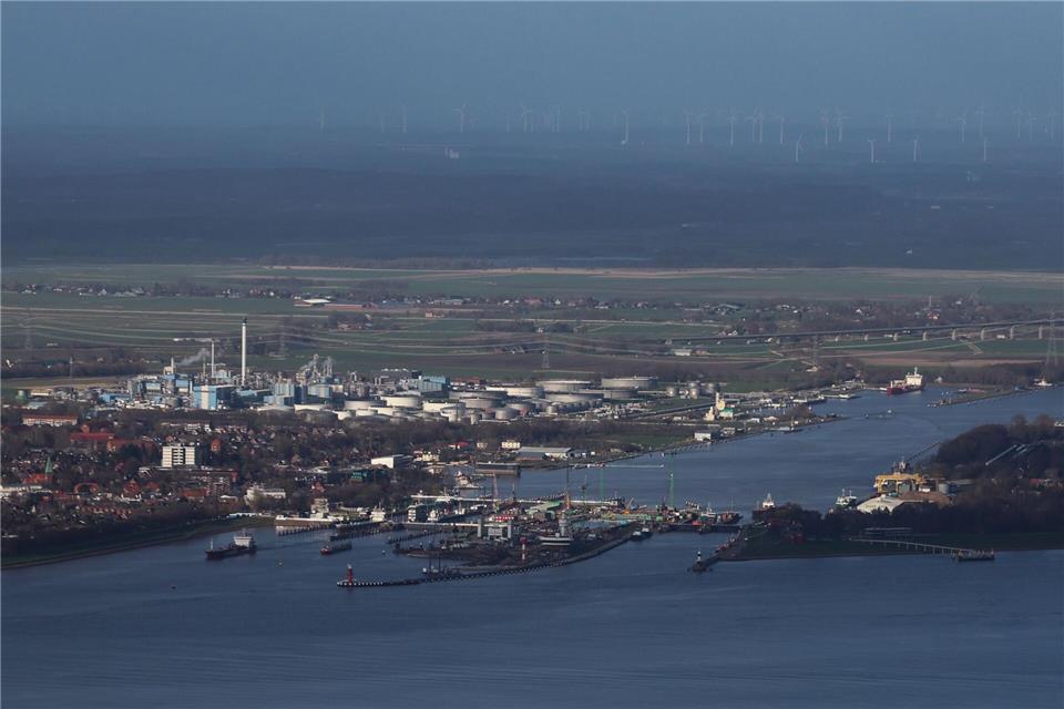 Das Frachtschiff durfte seine Fahrt nach der Kollision fortsetzen. (Symbolbild)Christian Charisius/dpa