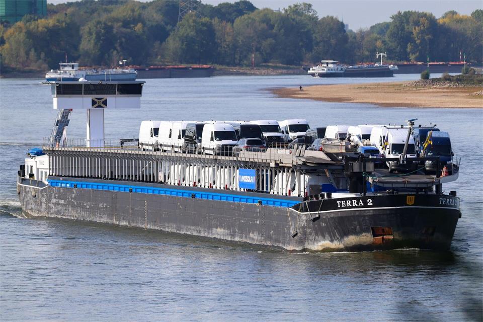 Das Frachtschiff kommt auf dem Rhein gut voran, hier ein Foto vom Duisburger Rheinufer aus.Christoph Reichwein/dpa