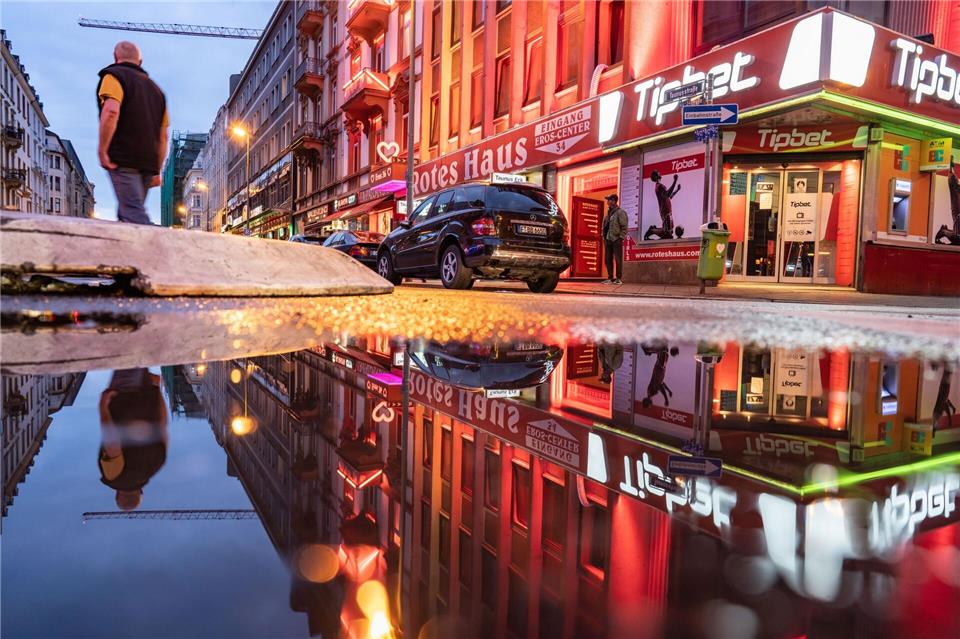 Das Frankfurter Bahnhofsviertel ist mit seinem multikulturellen Angebot besonders attraktiv für Partygänger, mit seiner Drogenproblematik aber auch besonders belastet. (Archivbild)Frank Rumpenhorst/dpa