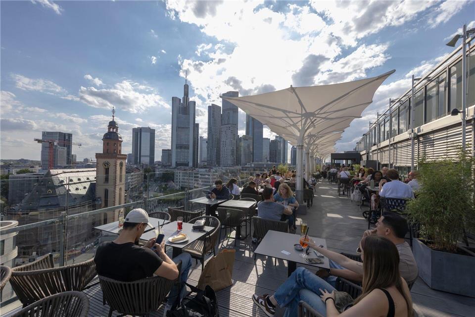 Das Frankfurter Potenzial an Hochhäusern soll am Samstag zum ersten Mal mit einem „Rooftop Day“ genutzt werden.Helmut Fricke/dpa
