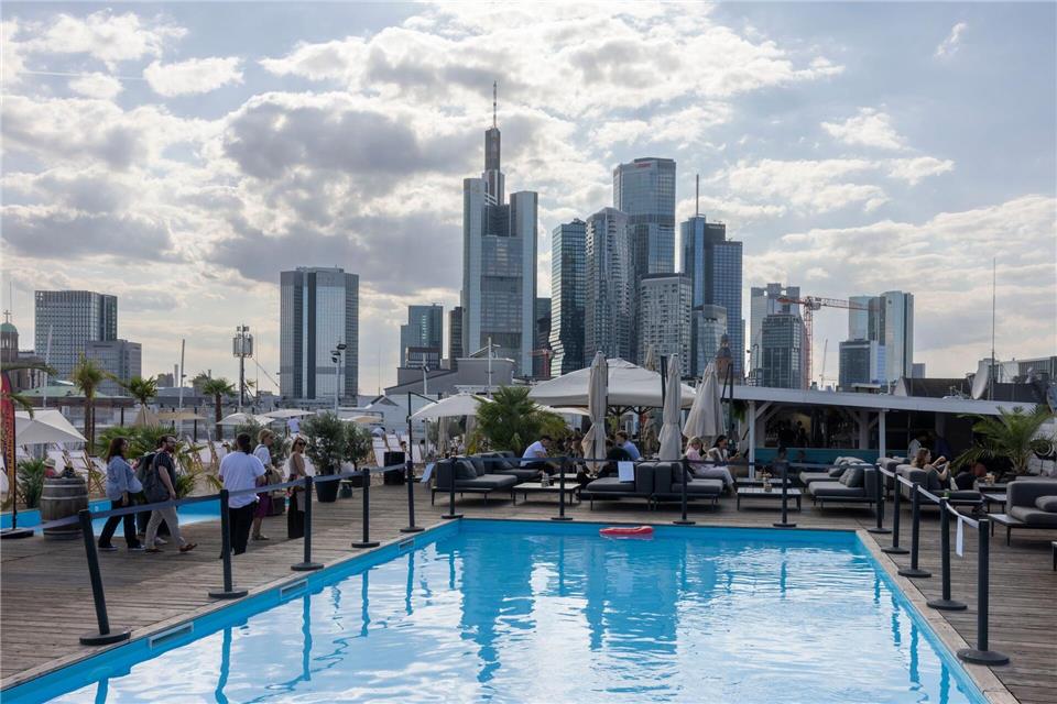 Das Frankfurter Potenzial an Hochhäusern soll am Samstag zum ersten Mal mit einem „Rooftop Day“ genutzt werden.Helmut Fricke/dpa