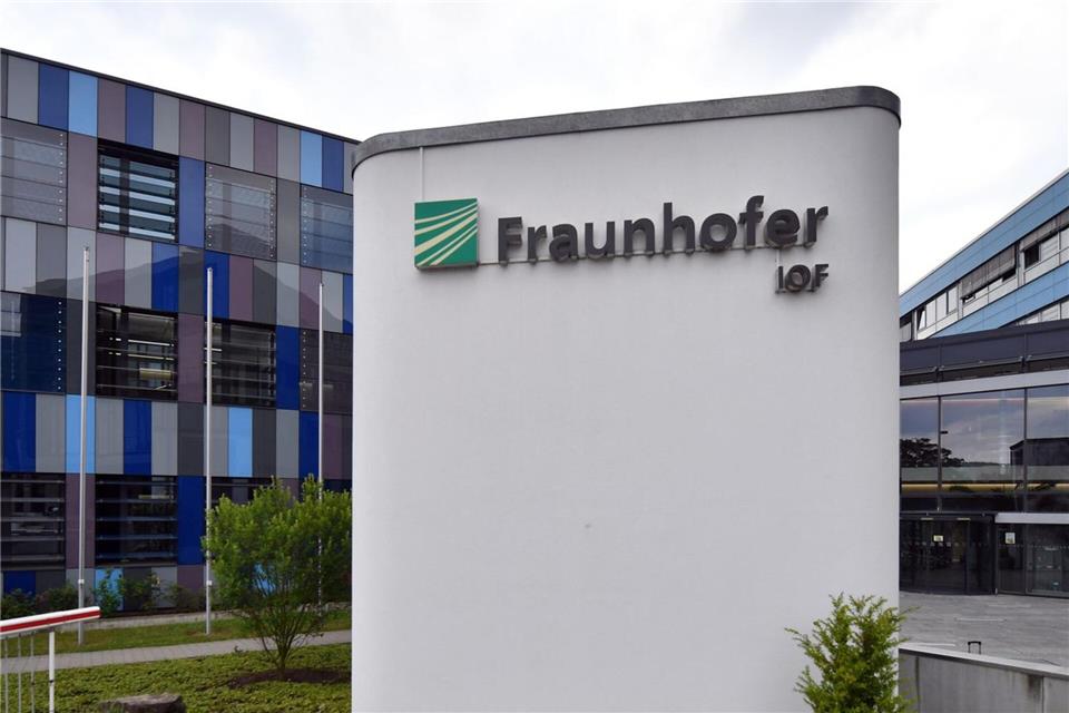 Das Fraunhofer-Institut für Angewandte Optik und Feinmechanik hat einen neuen Erweiterungsbau bekommen - mit neuen Laboren, Büros und Anlagen. (Archivbild)Martin Schutt/dpa-Zentralbild/dpa