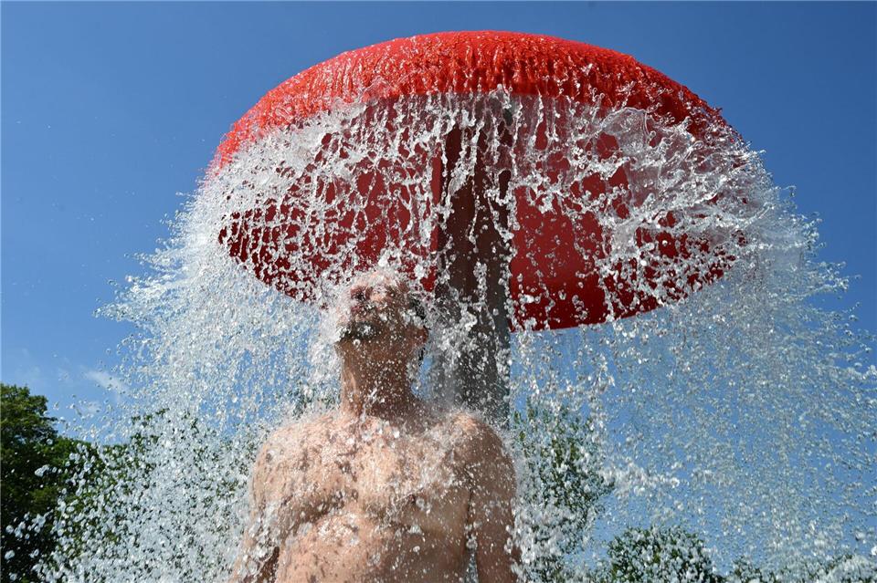 Das Freibad-Wetter in Baden-Württemberg hält an. Bernd Weißbrod/dpa