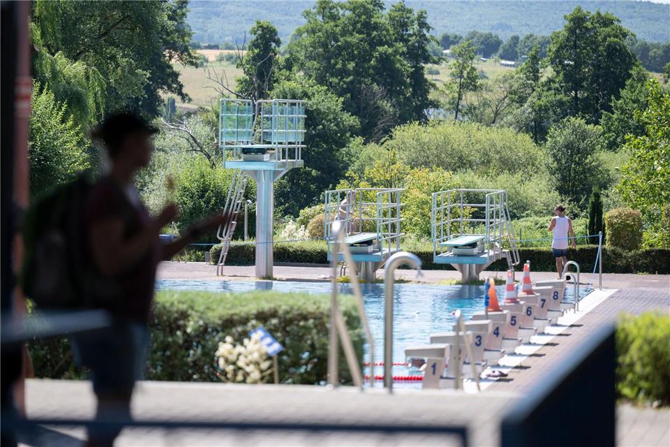 Das Freibad in Gelnhausen als Tatort? Hier soll es zu sexuellen Belästigungen minderjähriger Mädchen gekommen sein.Boris Roessler/dpa