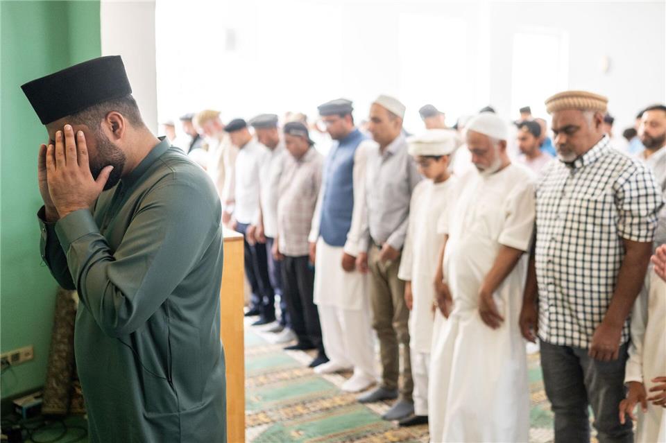 Das Freitagsgebet ist feste Tradition im Islam. Sebastian Christoph Gollnow/dpa