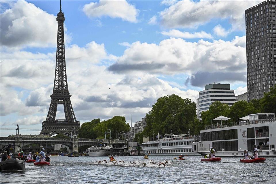 Das Freiwasser-Rennen in der Seine findet vor prächtiger Kulisse statt.Julien De Rosa/AFP/dpa